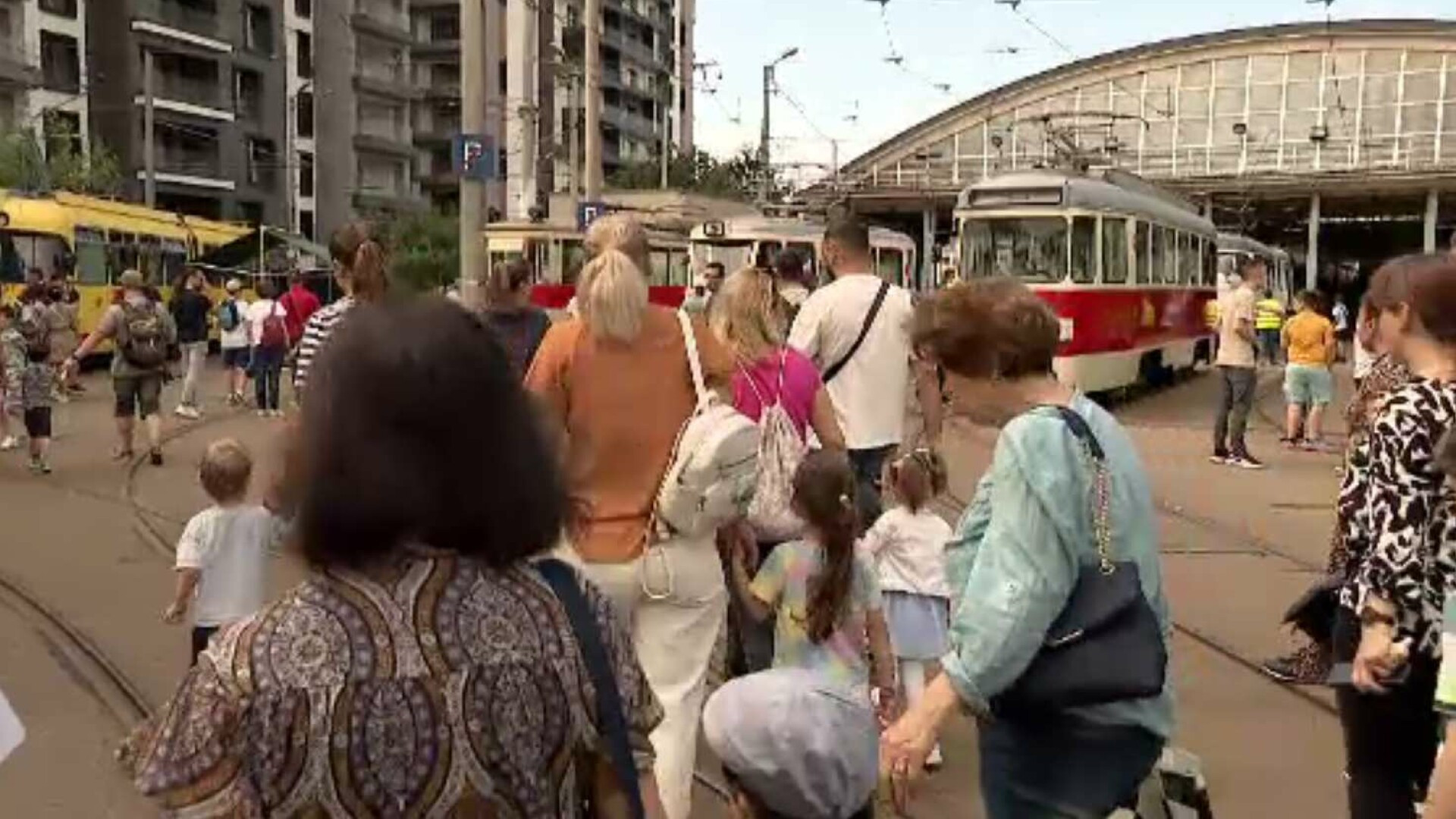 Cum au petrecut copiii de ziua lor. Surpriza neplăcută din tramvaiul-cofetărie