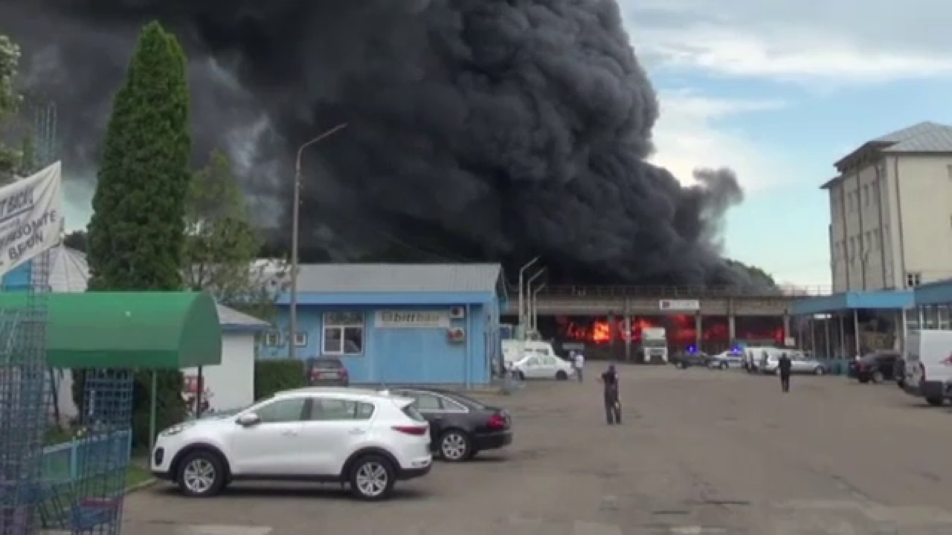 Pericol de explozie în Bacău. O țigară aruncată la întâmplare a generat un incendiu uriaș. A fost emis mesaj RO-ALERT
