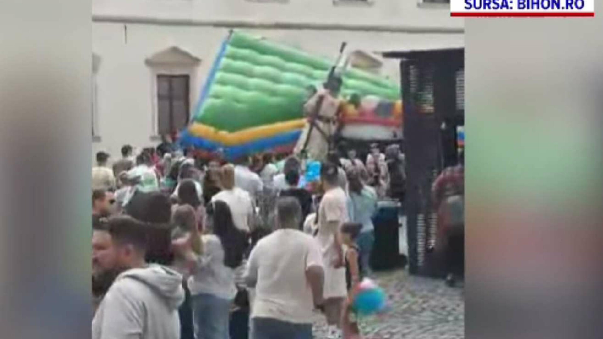 Vântul puternic a ridicat toboganele gonflabile la Oradea. Trei copii au ajuns la spital