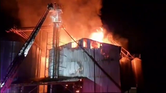 Incendiu de proporții în Vaslui. O moară și hala unde erau depozitate furajele a fost mistuită de flăcări