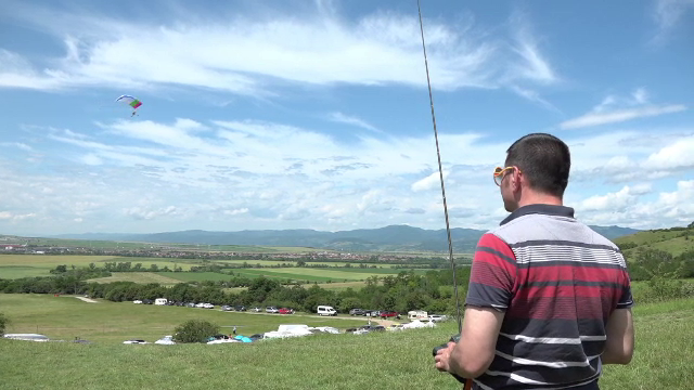 Iubitorii aeromodelismului și-au dat întâlnire la Râpa Roșie. Cerul a fost colorat de avioane și elicoptere în miniatură