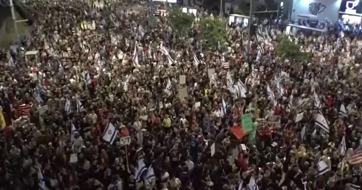 Israelienii s-au săturat de Netanyahu. Peste 100.000 de oameni i-au cerut în stradă să-și dea demisia