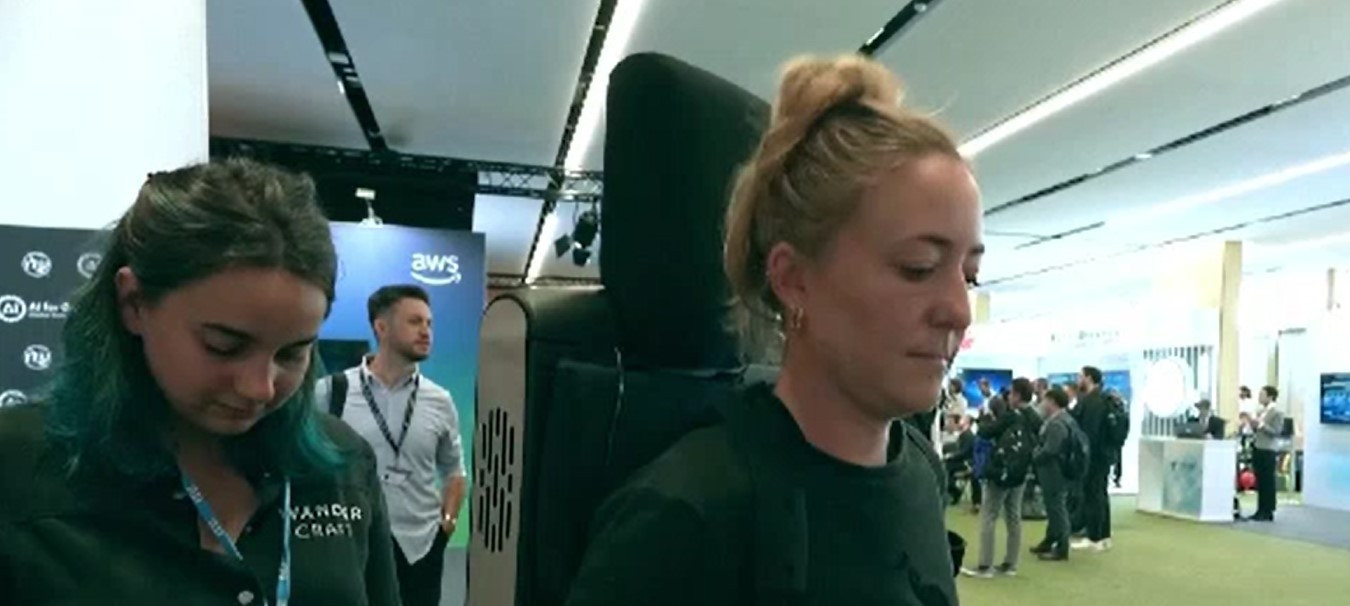 Inteligența artificială a fost pusă în slujba binelui. O femeie paralizată a reușit să meargă cu ajutorul AI