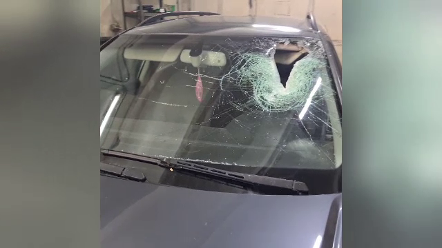 S-a trezit cu bolovanul în parbriz, în Defileul Jiului. Șoferița a fost rănită