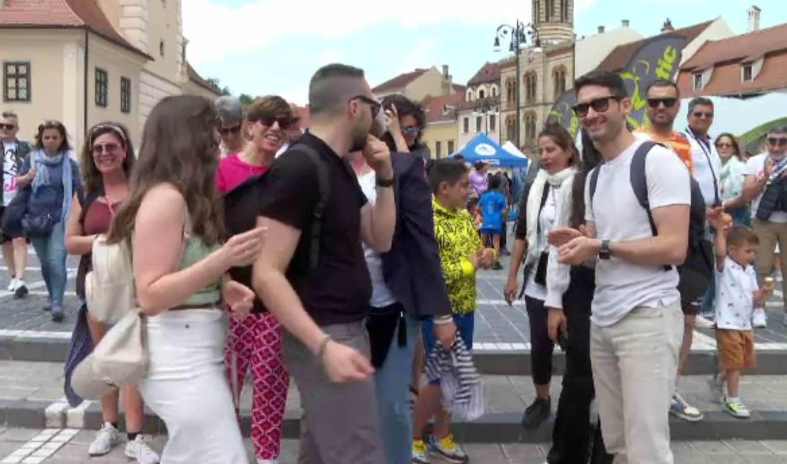 Brașovul, luat cu asalt de turiști în a doua zi de vară. „Cât de plin este peste tot, cât de bine o duc românii noştri”