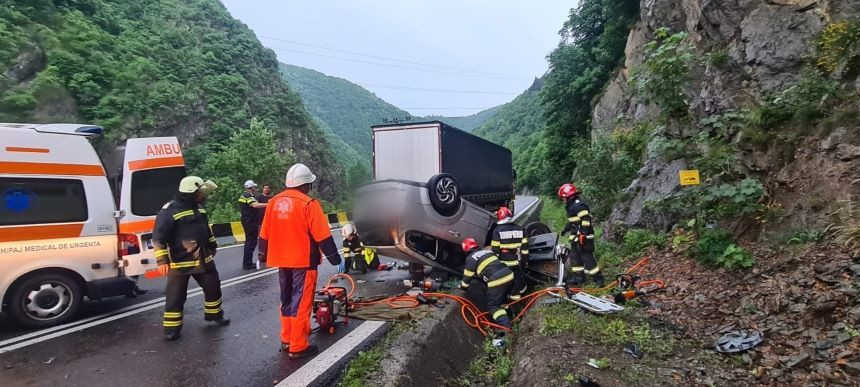 Accident grav pe Valea Oltului. Un șofer a murit după ce s-a răsturnat cu mașina