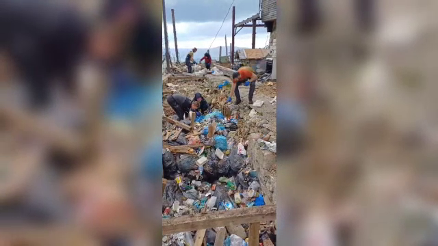 Un „munte” de gunoaie a fost coborât de la cabana Caraiman. Voluntarii au adunat 300 de saci de deșeuri