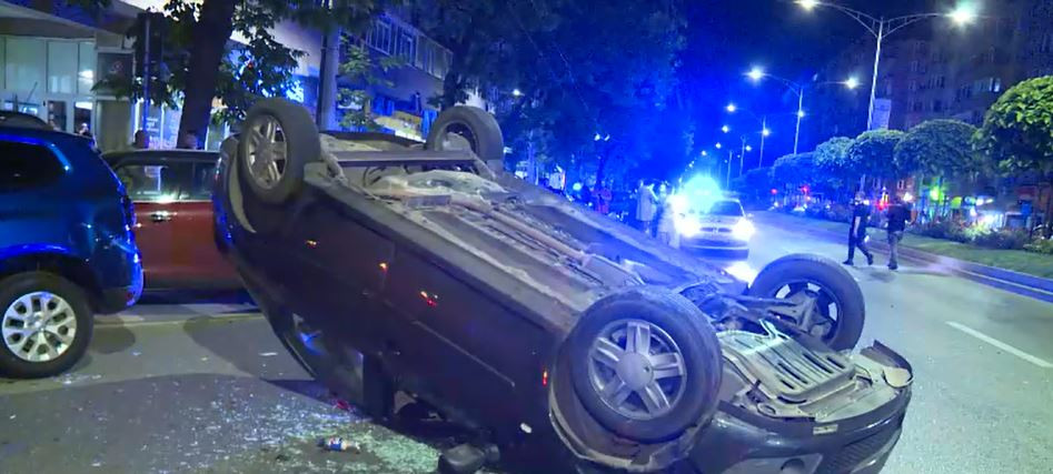 Nouă mașini și un scuter au fost avariate pe bulevardul Iuliu Maniu din Capitală. Un șofer a provocat daune majore