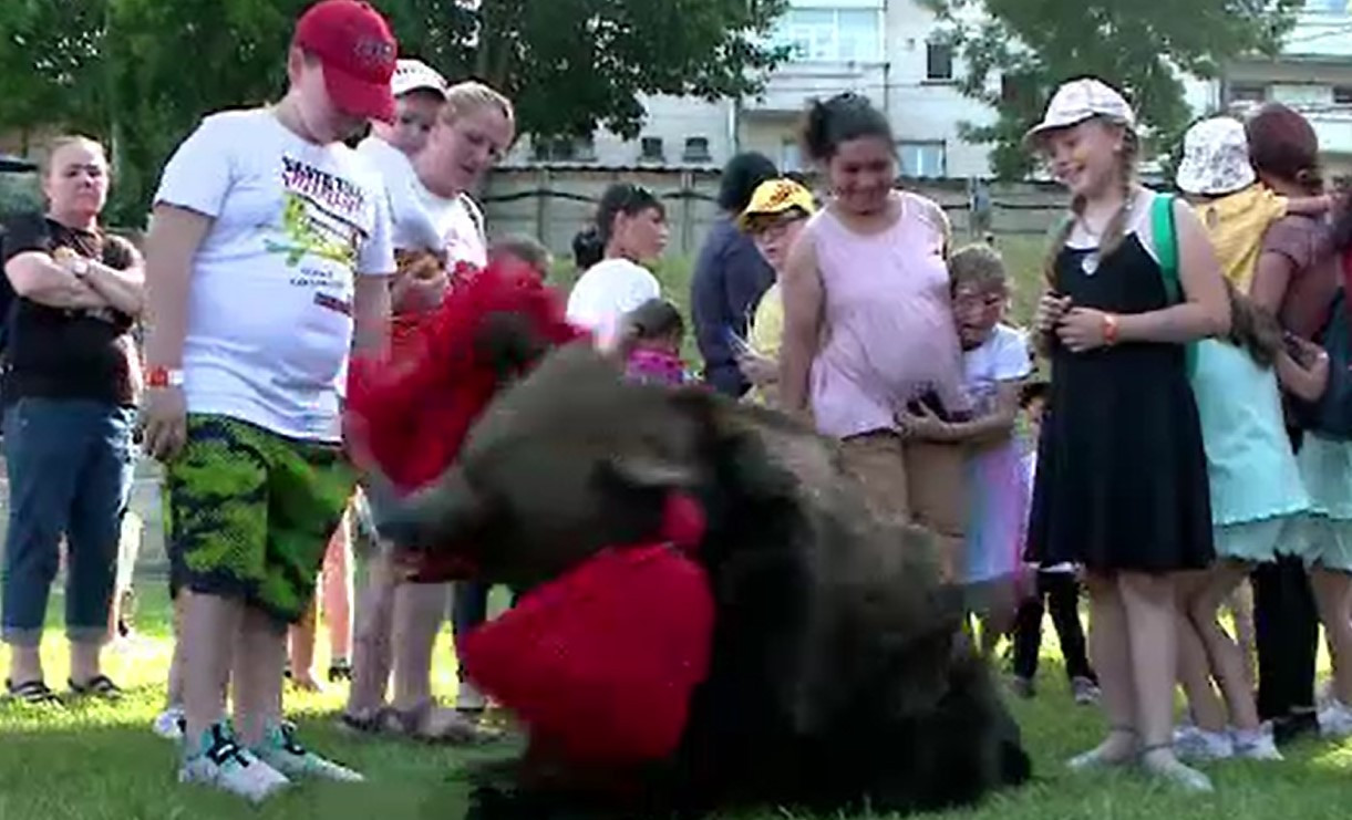 Copiii nevoiași nu au fost uitați. Spectacol cu urși, jocuri și lecții de istorie în Iași. „Vrem să facem fapte bune”