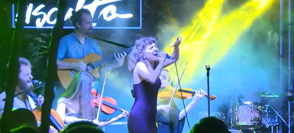 Spectacol de jazz în centrul Capitalei. O trupă a reinterpretat muzica, aducând influențe folclorice, și a acaparat publicul