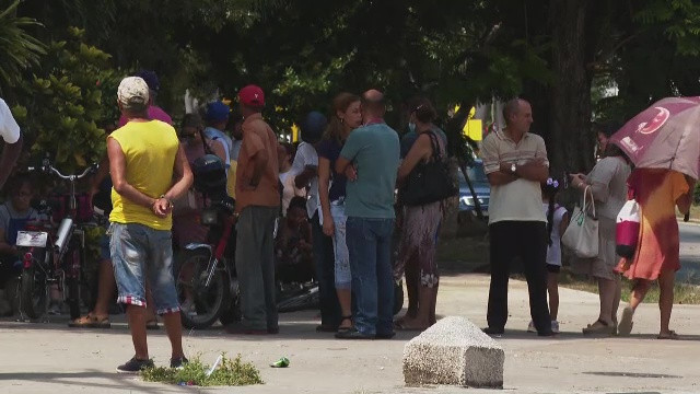 Economia în Cuba este la pământ. Oamenii au ajuns să stea la cozi kilometrice la bancomate, ca să-și retragă banii