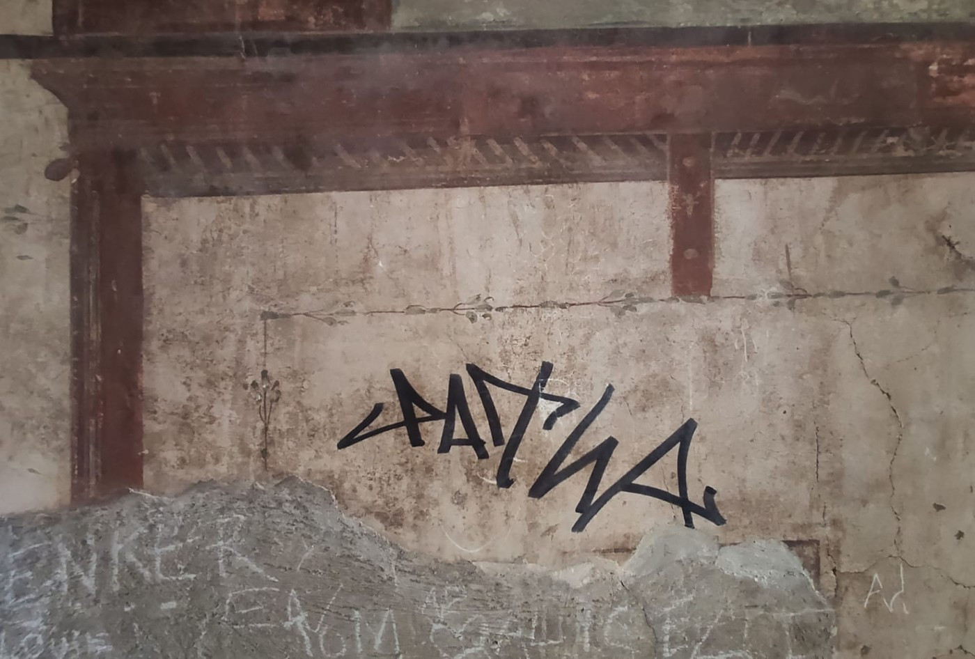 Un turist s-a semnat cu marker cu tuș negru pe zidul unei străvechi locuințe romane de lângă Pompeii. Riscă o amendă uriașă