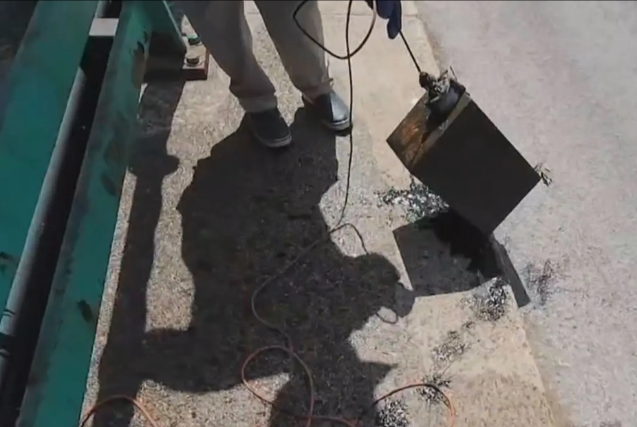 Un cuplu a ”pescuit” un seif plin cu bani aflat pe fundul unui lac. Ce sumă uriașă se afla în interior