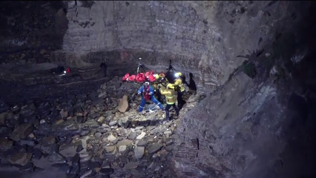 Ce a pățit un tânăr de 21 de ani care a căzut de pe o stâncă înaltă de 10 metri, în San Pedro