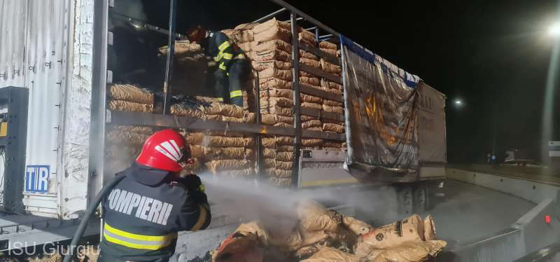 Aproape cinci tone de cărbuni pentru grătar au luat foc în Vama Giurgiu. Incendiul, pornit de la fumatul în zone nepotrivite