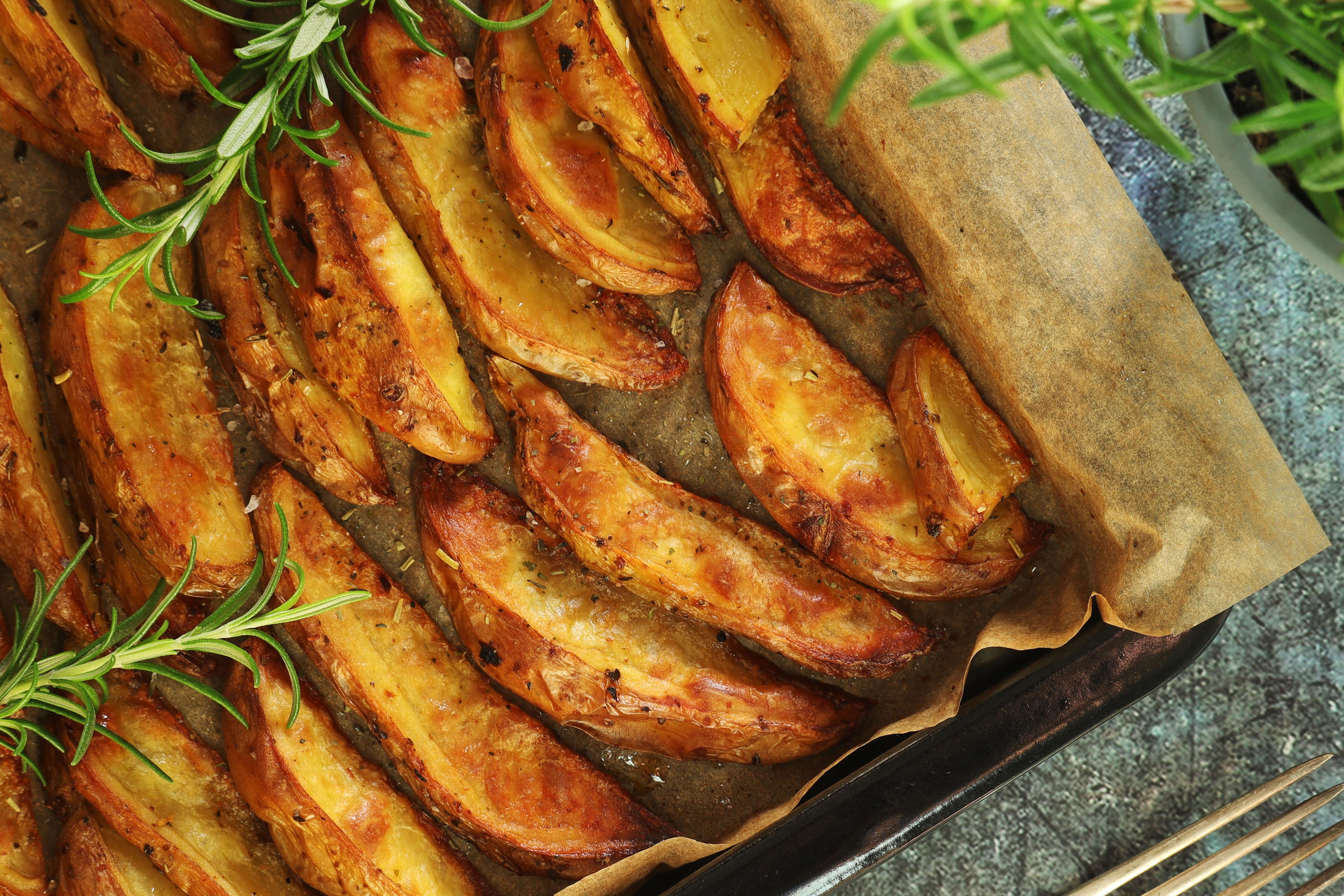 Cartofi noi la cuptor