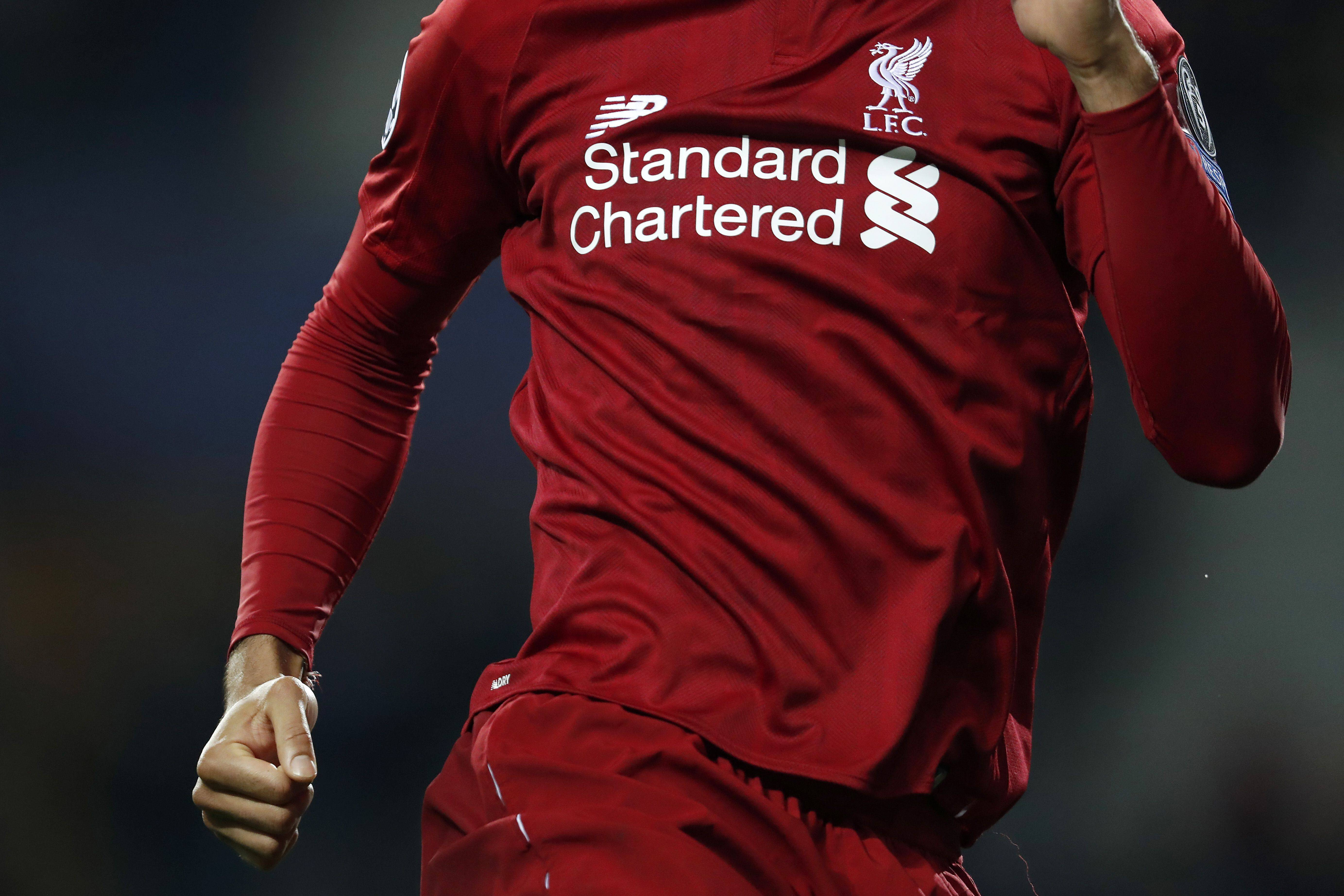 BBC: Una dintre cele mai mari bănci engleze, sponsorul echipei Liverpool, a tranzacționat miliarde de dolari pentru teroriști