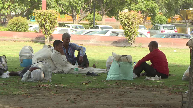 Imagini dramatice din India, lovită de un val de caniculă. Oamenii primesc cisterne de apă murdară