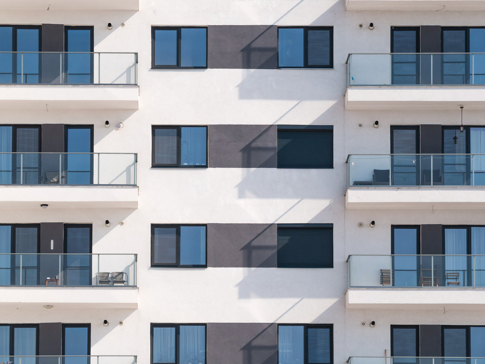 Un bărbat din Focşani a murit după ce a căzut de la etajul patru al unui bloc. Surorile lui s-ar fi aflat într-o altă cameră