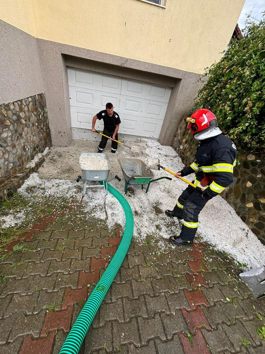 Grindina uriașă a făcut ravagii în România. Sute de case au fost avariate. A fost Cod roșu de furtună. FOTO