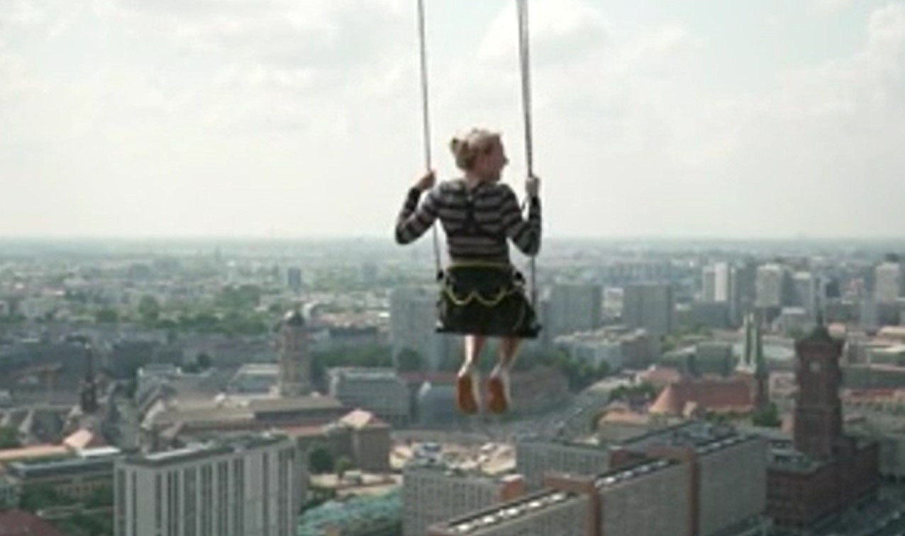 Capitala europeană în care te poți da în leagăn la 120 de metri înălțime. Cât costă cinci minute de relaxare și senzații tari