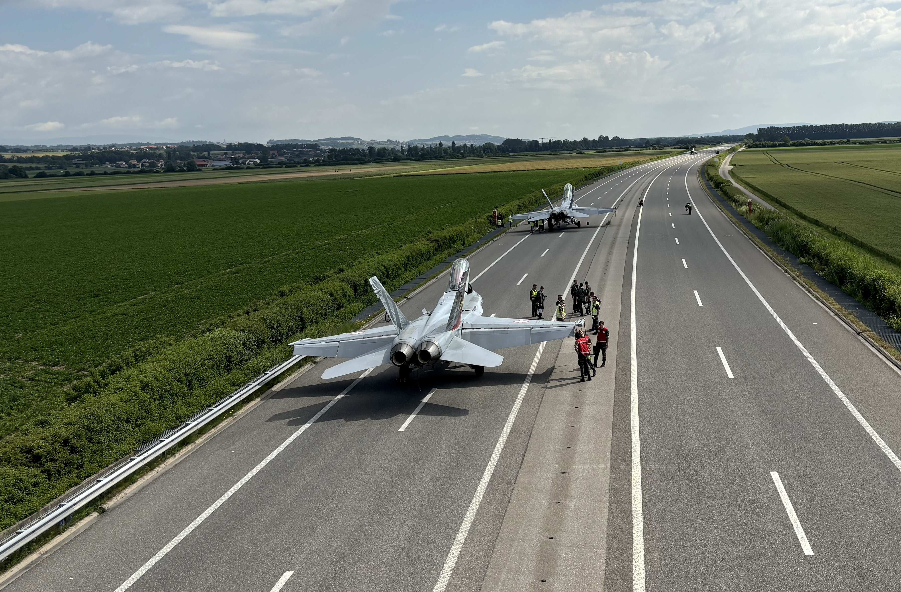 Avioane militare au aterizat pe o autostradă dintr-un stat european. Momentul a fost transmis LIVE
