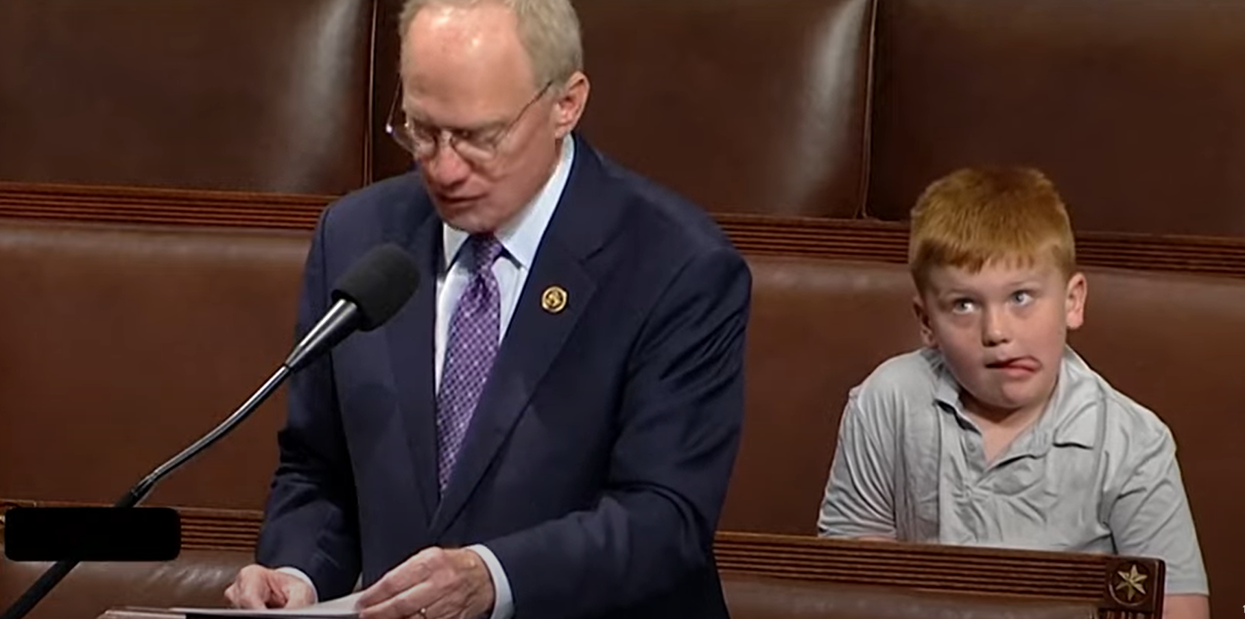 Congresmanul care și-a adus fiul de 6 ani la muncă. Băiatul a făcut prestația tatălui său, foarte plictisitoare, de neuitat