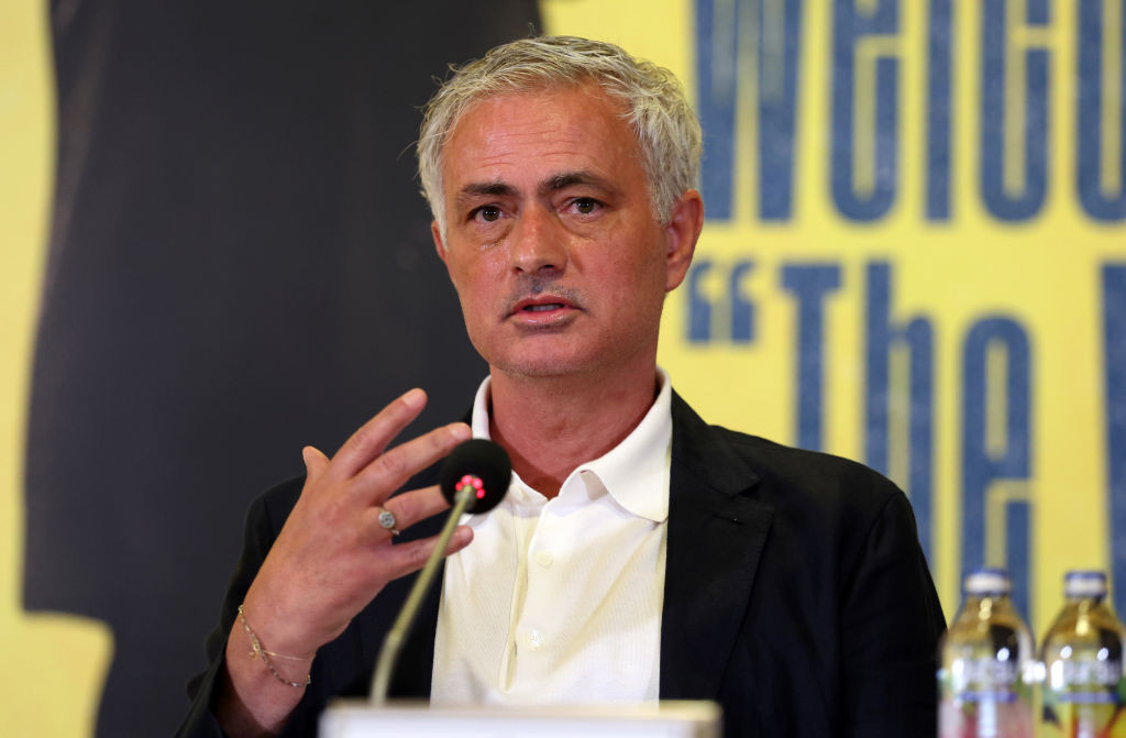 Galatasaray depune plângere pentru rasism împotriva lui Jose Mourinho, antrenorul echipei Fenerbahce: ”Săreau ca maimuțele”