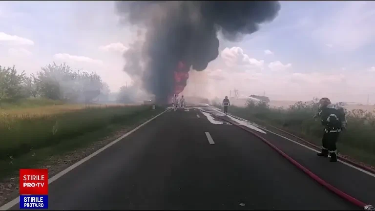 Trafic blocat complet pe DN 2B, după ce o cisternă cu benzină şi un autoturism s-au ciocnit. Ambele vehicule au luat foc
