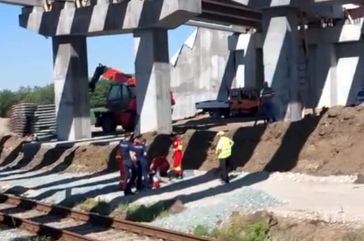 Un tânăr a supraviețuit în mod miraculos, după ce a căzut de pe un pod al șantierului drumului expres Craiova-Pitești