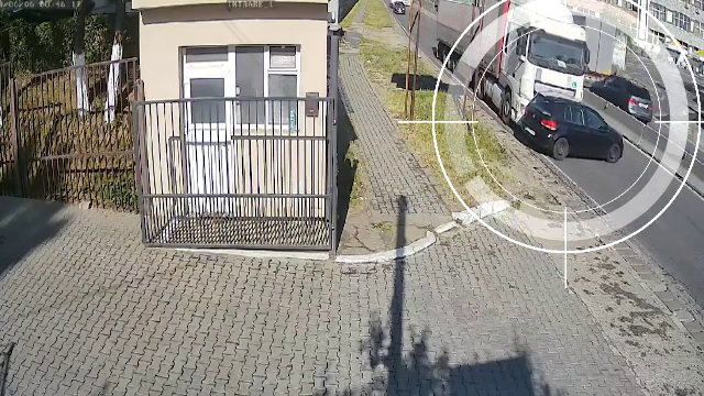 Un șofer care credea că i s-a stricat TIR-ul a descoperit că târâse o mașină 200 de metri. Ce a urmat