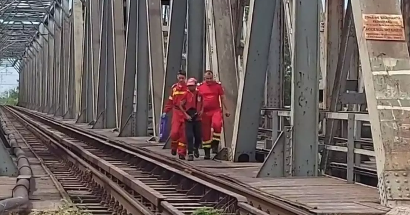 Un bărbat din Galați care adormise pe șinele de tren a fost salvat în ultima clipă de pompierii de pe ambulanța SMURD