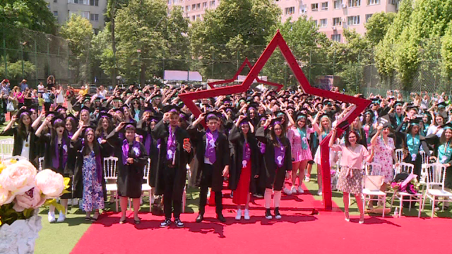 Final de liceu pentru 180.000 de elevi. Elev, la absolvire: ”Consider că voi ajunge destul de sus dacă sunt consistent”