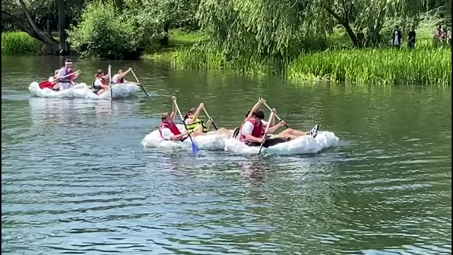 Mai mulți elevi s-au plimbat pe 6 plute făcute din PET-uri, pe Crișul Repede, până aproape de Ungaria