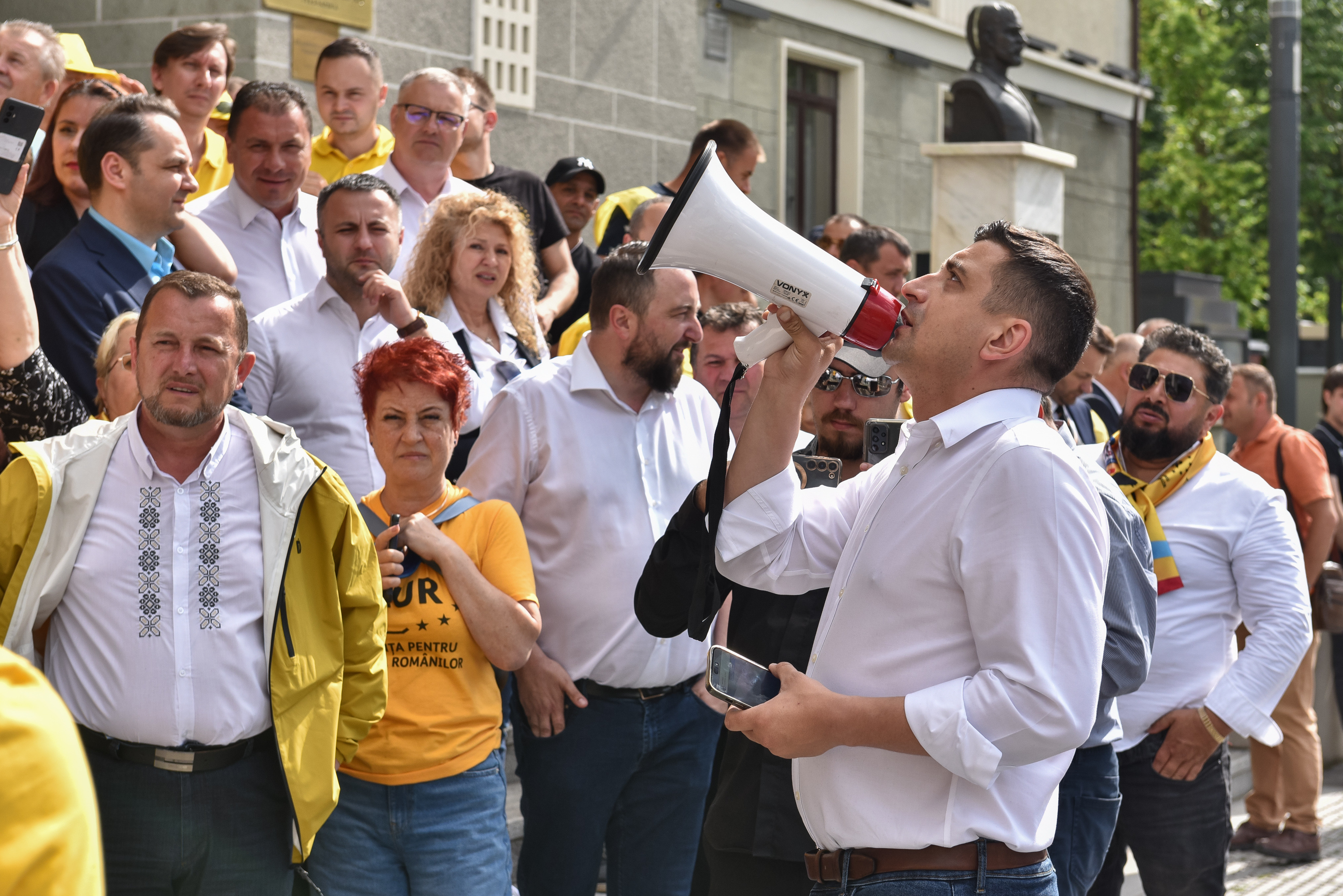 POLITICO: În România contează totul, mai puţin UE. Ce scrie publicația despre George Simion