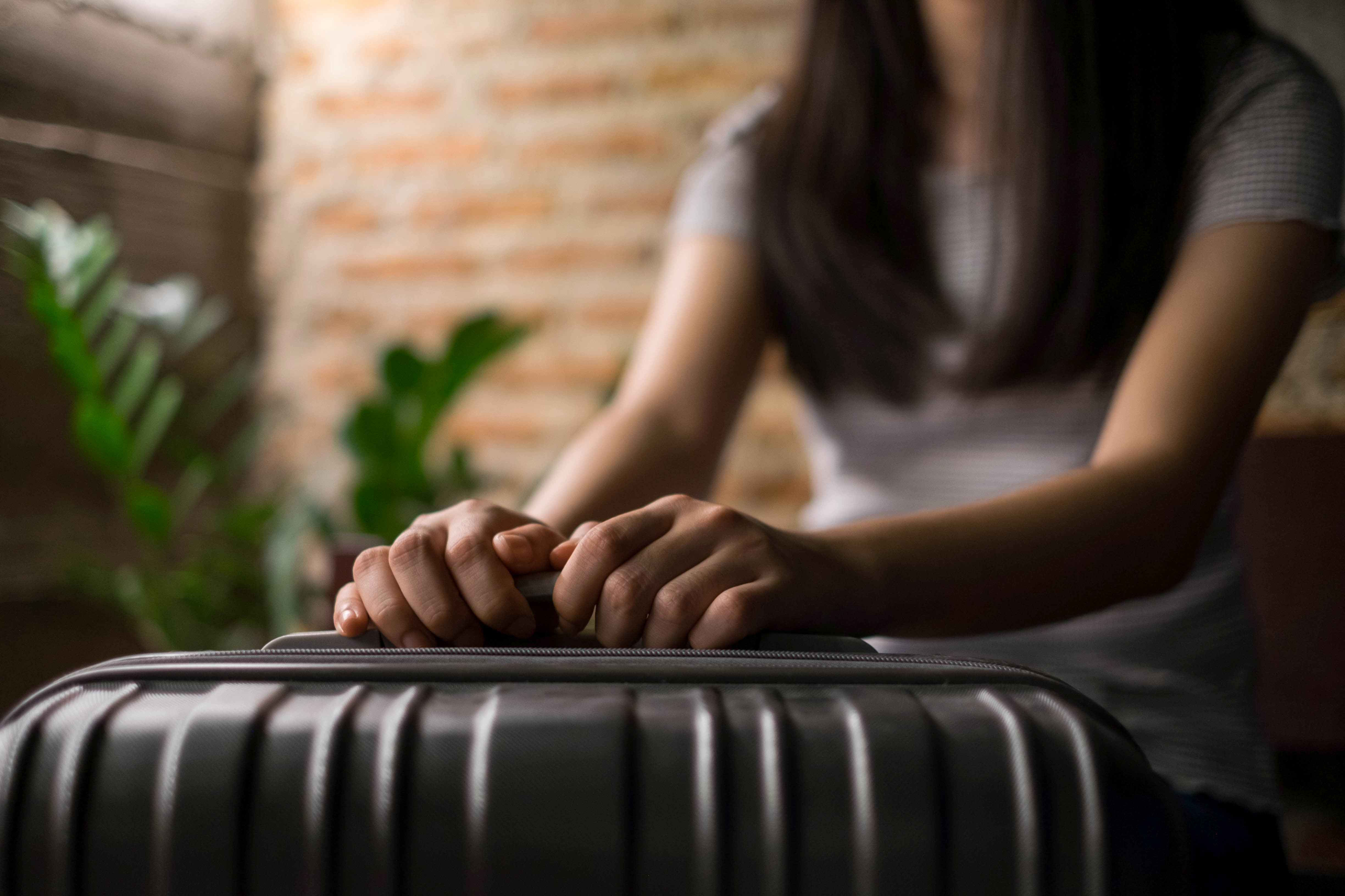 O femeie și-a încuiat prietenul într-o valiză și l-a lăsat să moară acolo. Ce a făcut pare rupt dintr-un film de groază