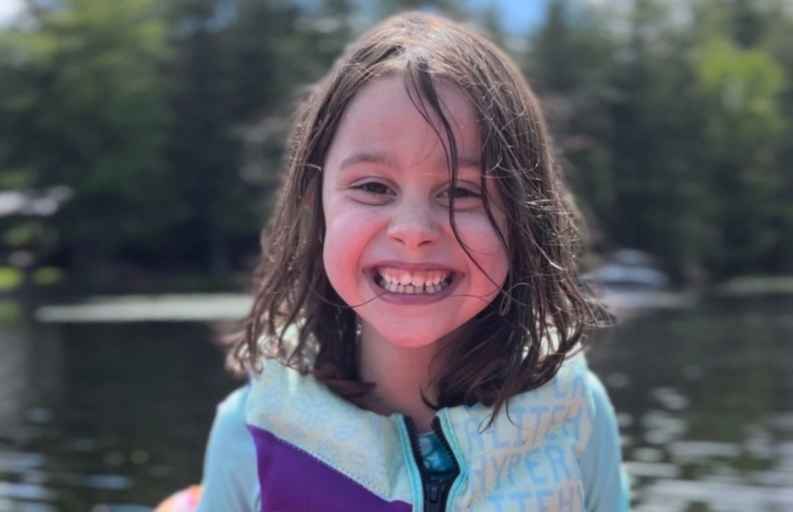 Fiica de 6 ani a unui pastor a murit după ce o așchie a paletei de badminton i-a străpuns creierul când se juca cu fratele ei