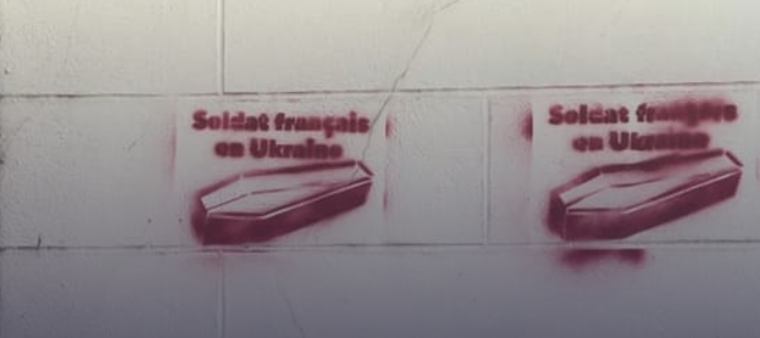 Trei persoane din R. Moldova, arestate după ce au aplicat graffiti cu sicrie în Paris și mesajul ”soldat francez în ucraina”