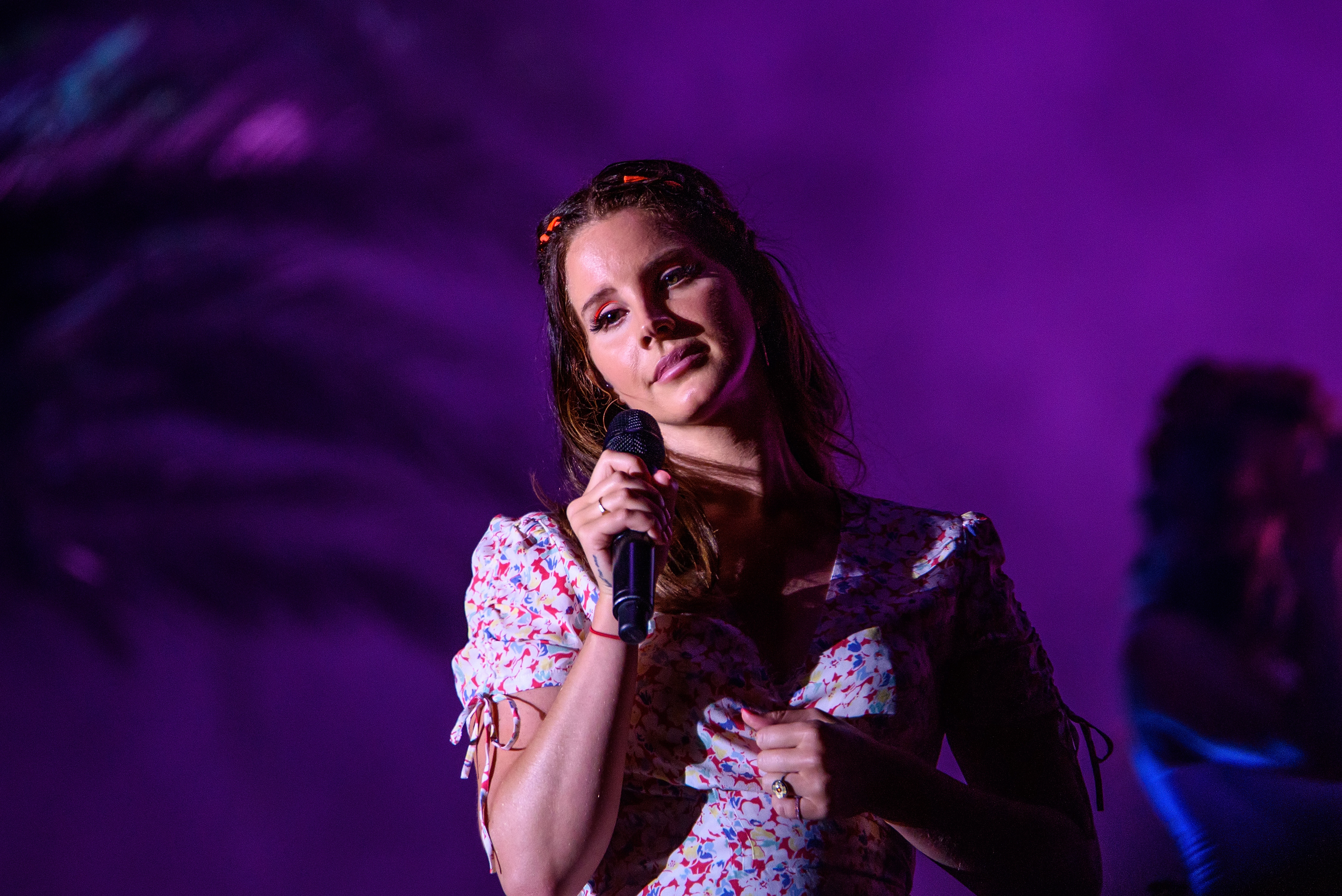 Lana Del Rey s-a certat cu fotografii care au urmărit-o pe străzile din Paris. „Acești nenorociți”