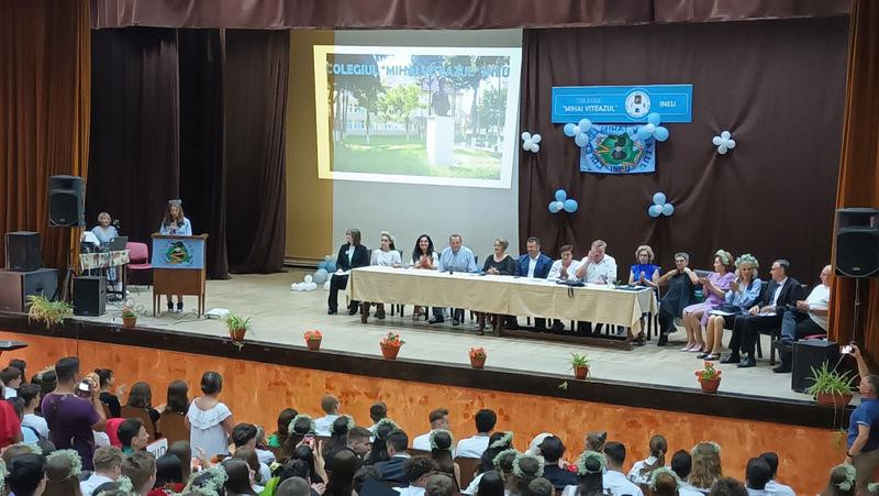 Discurs viral al unei șefe de promoție la finalul liceului: „Ce m-a învățat școala? Să mint, să-mi șterg personalitatea”