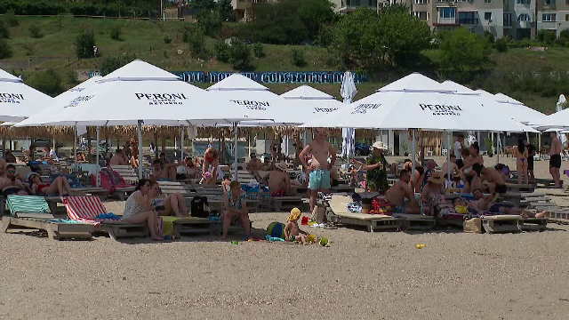 Apa mării s-a încălzit cu 5 grade față de săptămână trecută. Plajele sunt deja pline de turiști: ”E un start de nota 10”