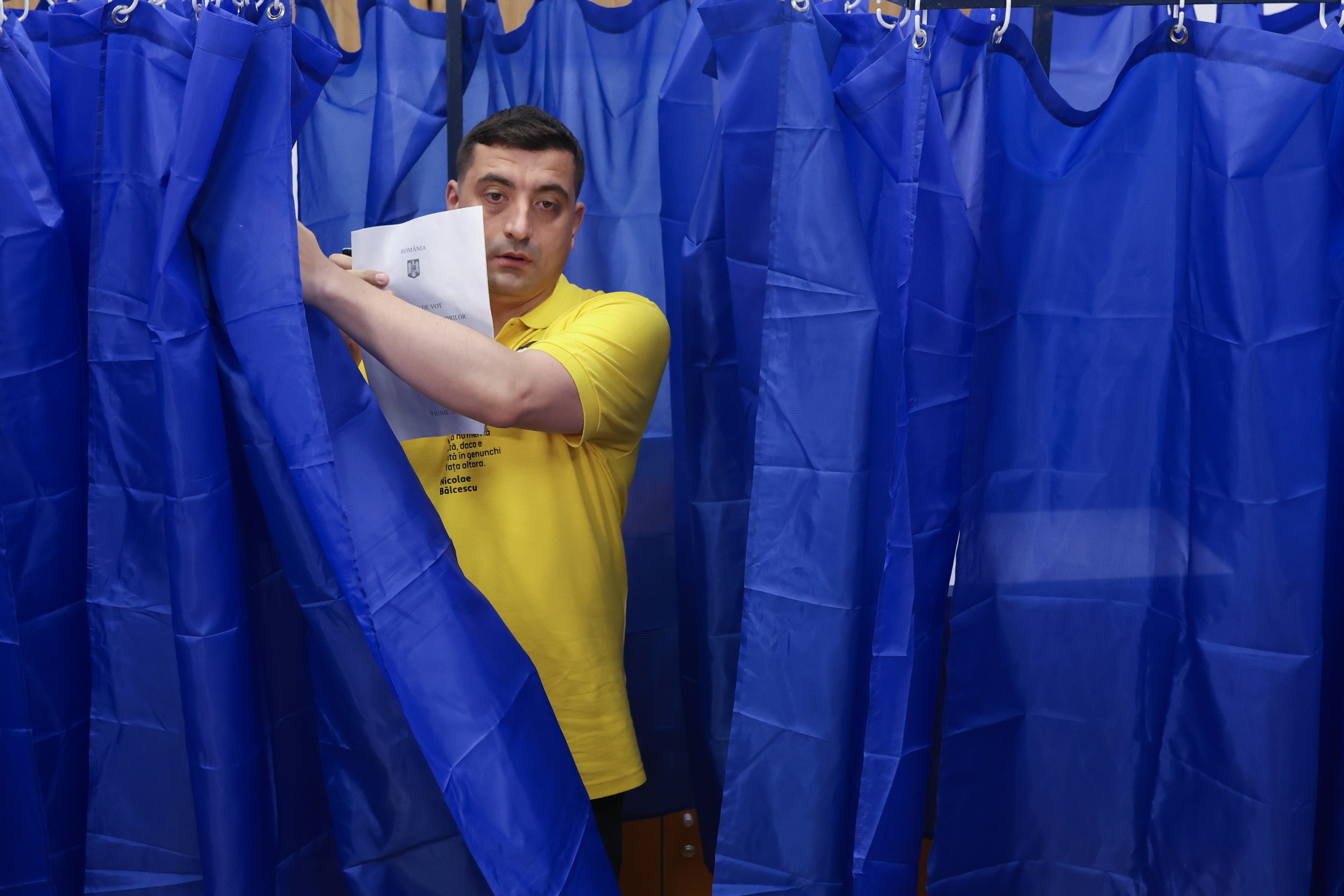 George Simion, cu tricou în culoarea partidului, la secţia de votare: Am votat pentru viitor, am votat schimbarea