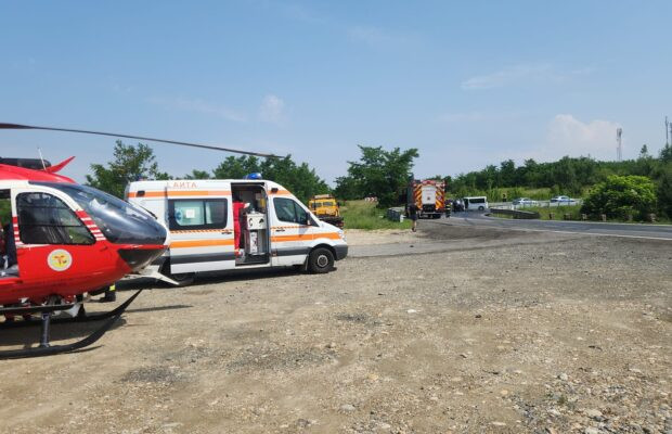 Accident între un microbuz şi un autoturism, în Timiş. Zece persoane au fost implicate, dintre care două sunt în stare gravă