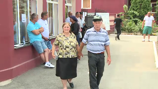 Ce se întâmplă, de fapt, în cabinele de vot în care intră două persoane