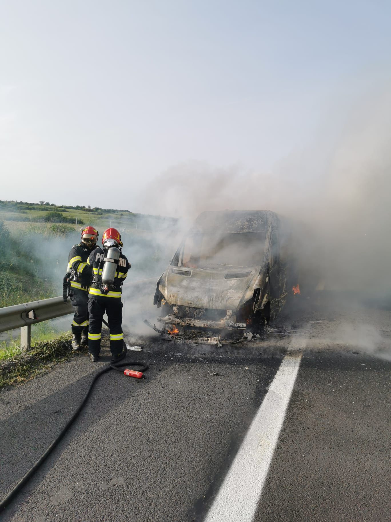 Un microbuz cu nouă persoane a luat foc pe o autostradă din Sibiu. De la ce a pornit incendiul | FOTO