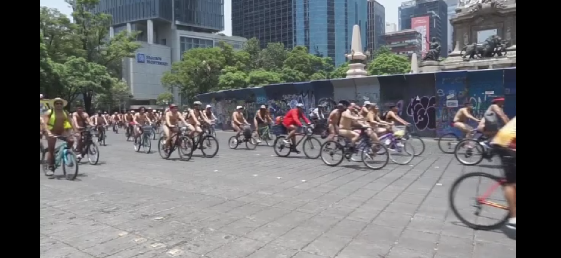 Protest inedit în Ciudad de México. Sute de bicicliști au pedalat îmbrăcați foarte sumar sau chiar în pielea goală
