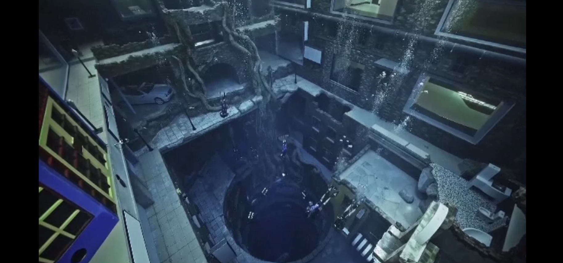 Cea mai adâncă și tehnologizată piscină din lume a fost creată în Dubai. Locul arată ca un oraș - cu mașini și motociclete