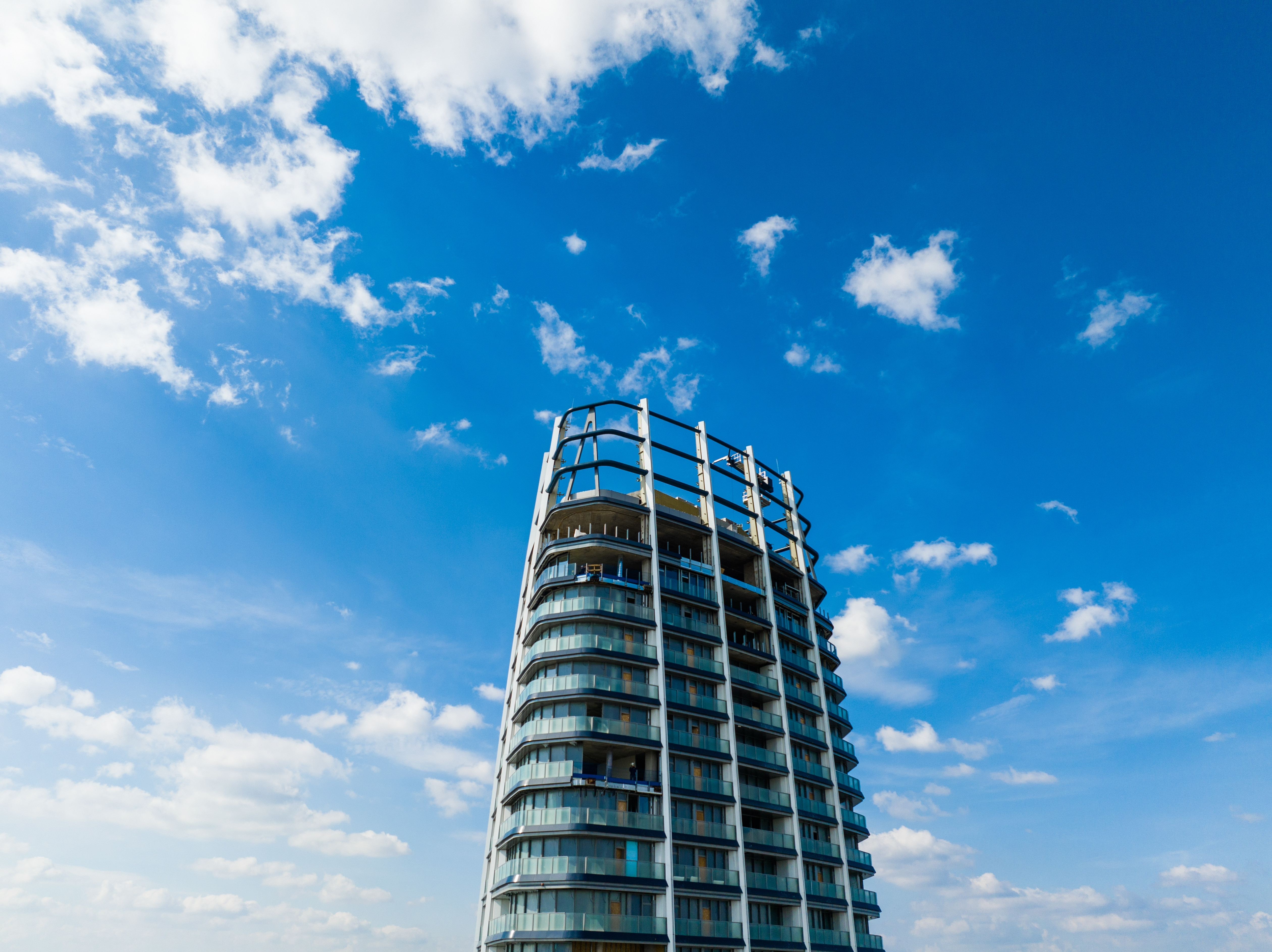 Propunere: Un zgârie-nori înalt de 1 kilometru care funcționează ca o baterie uriașă, folosind gravitația