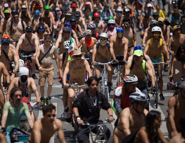 Protest inedit al bicicliștilor. Au pedalat în pielea goală prin oraș pentru a atrage atenția șoferilor