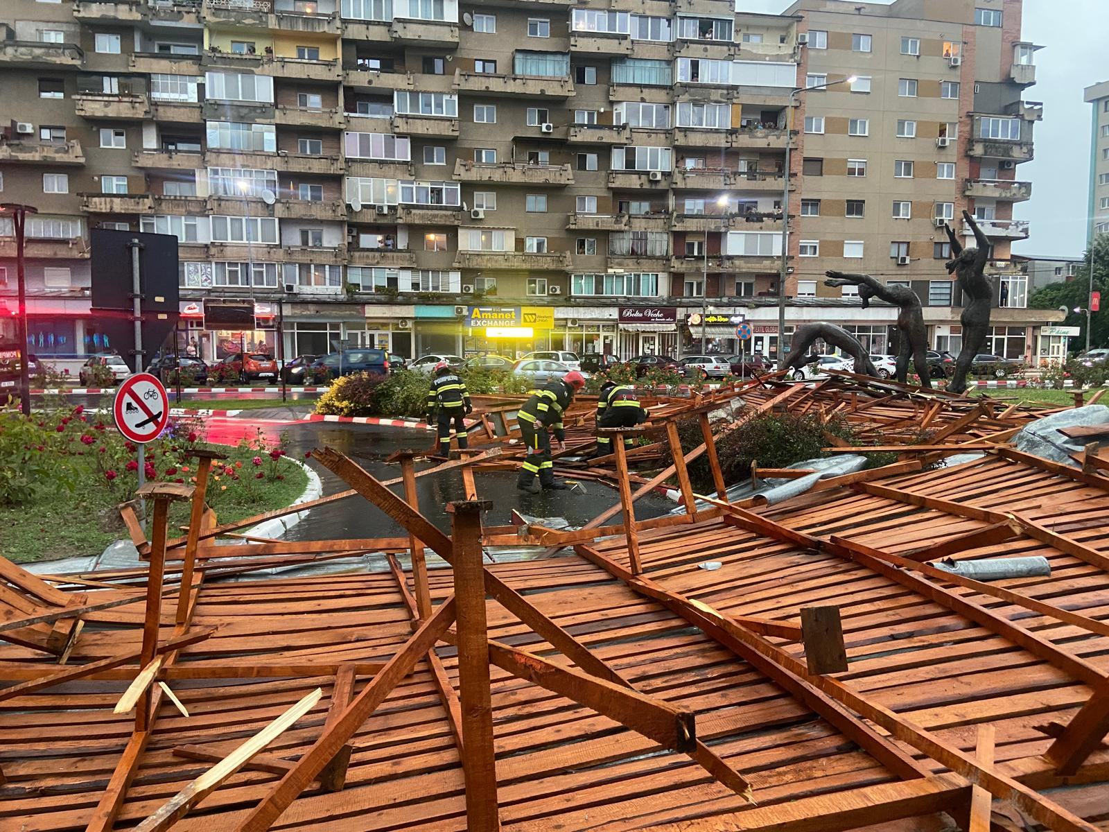 Cod roșu de vijelie în Hunedoara. Vântul a luat pe sus acoperișuri. A fost emis mesaj RO-Alert